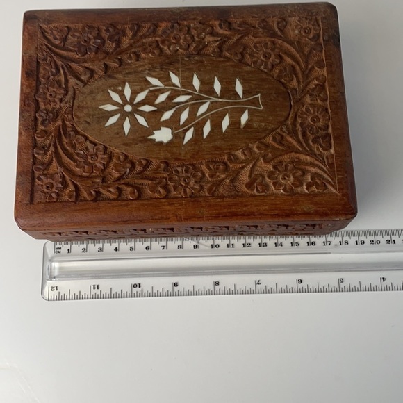 Vintage Wooden Hand Carved Trinket Box Floral Inlay Design - Picture 8 of 15